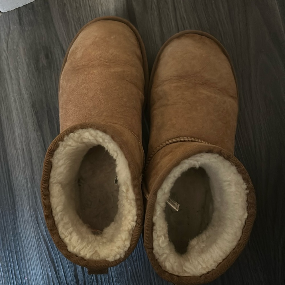 MINI UGGS SIZE 8 women’s. Chestnut